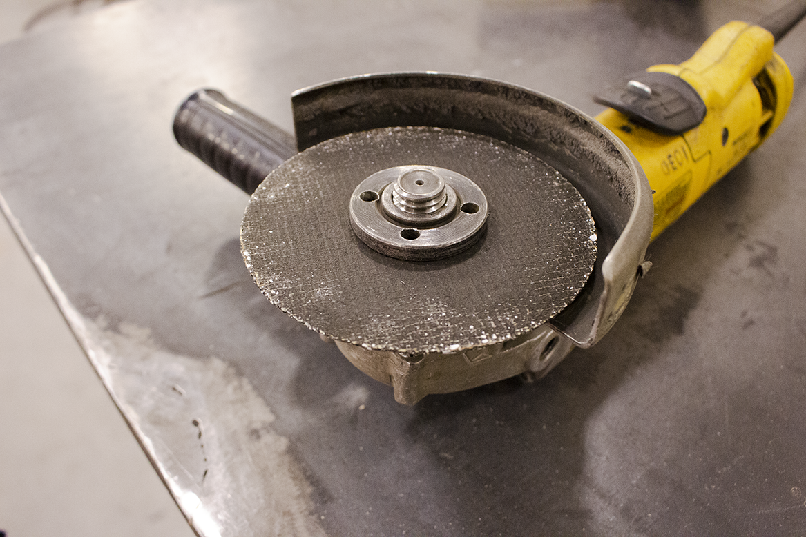 metal-shop-angle-grinder_suboptimal-cuttingdisc.png