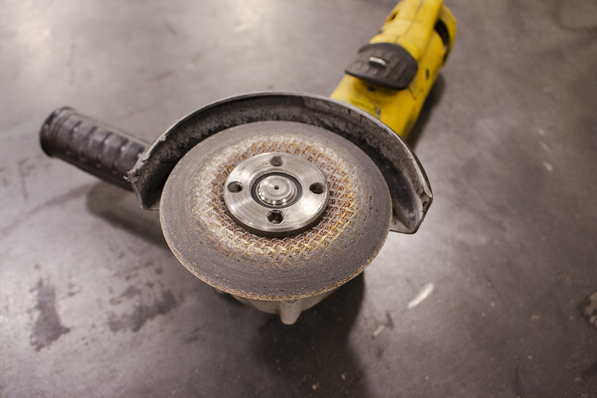 metal-shop-angle-grinder_suboptimal-grindingdisc.png